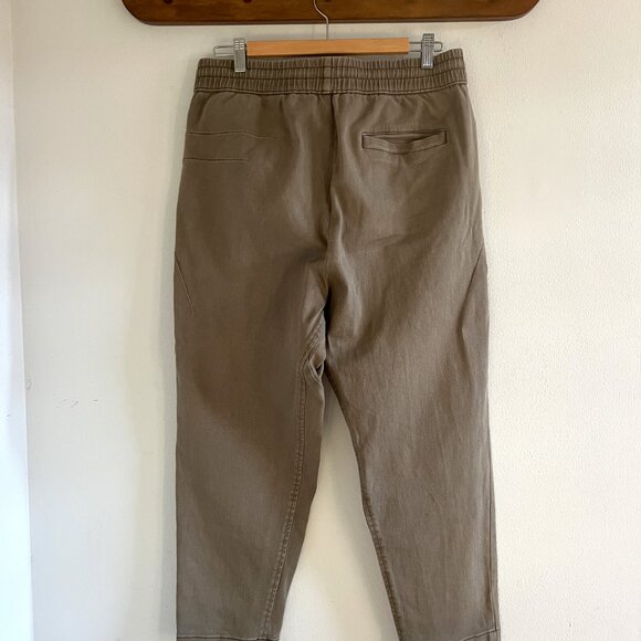 Elwood Traveler Crop Pant in Vintage Olive - Picture 2 of 5